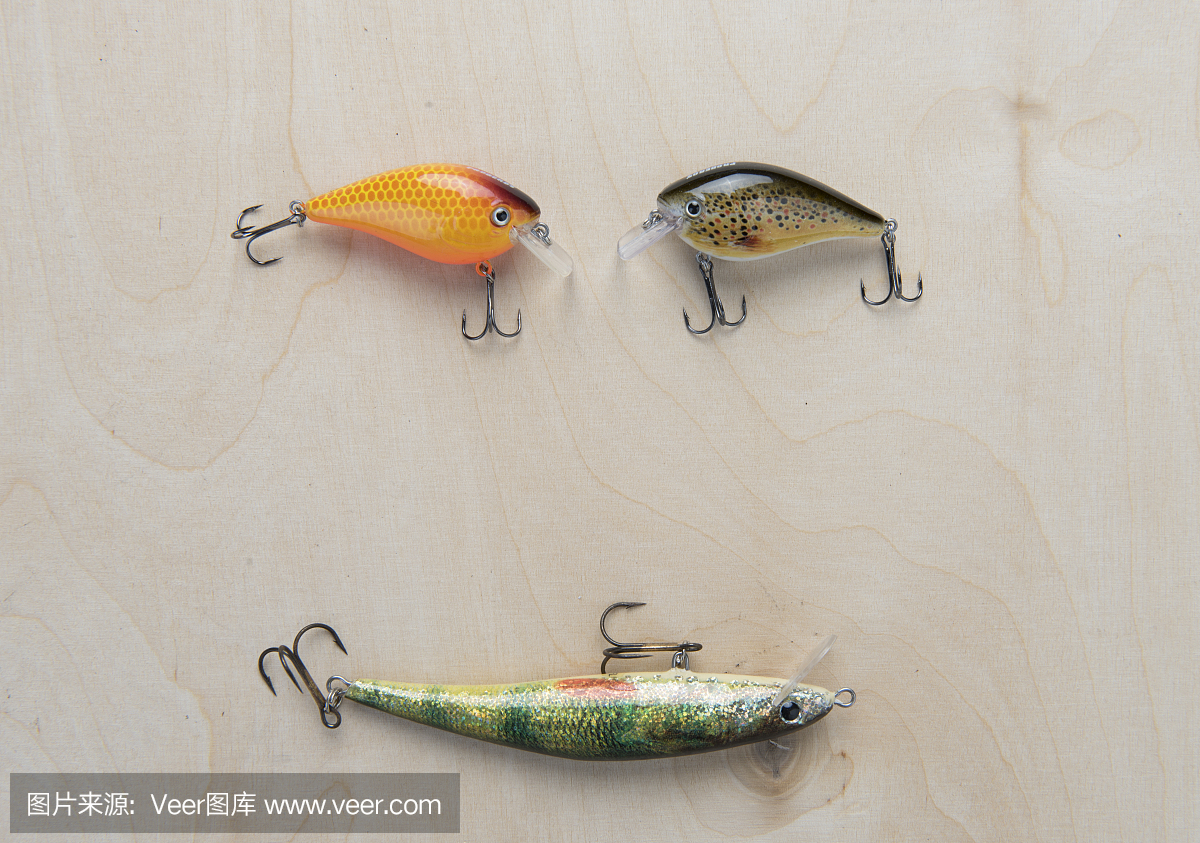 木制背景上的釣魚配件